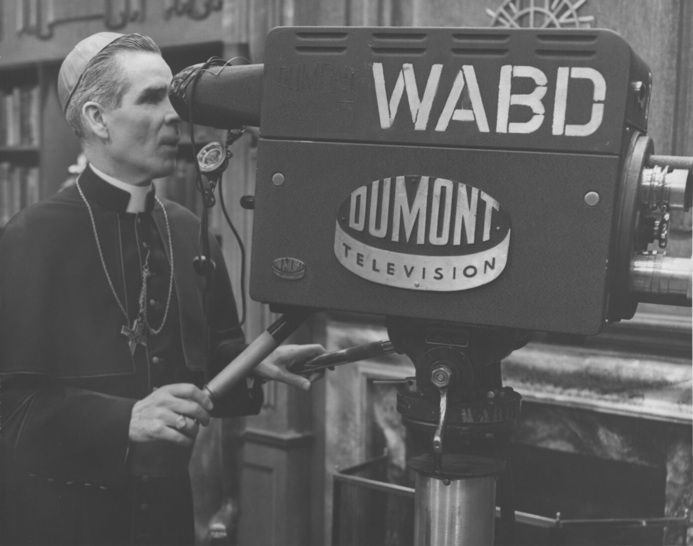 fulton-Sheen-za-kamera-1392x1096