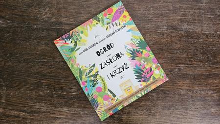 Ogród, zasłona i krzyż