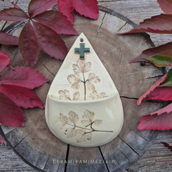 Kropielnica średnia z brązową rośliną