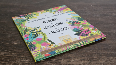 Ogród, zasłona i krzyż