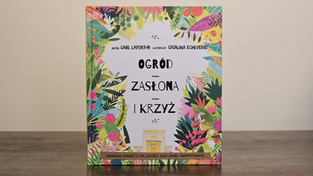 Ogród, zasłona i krzyż